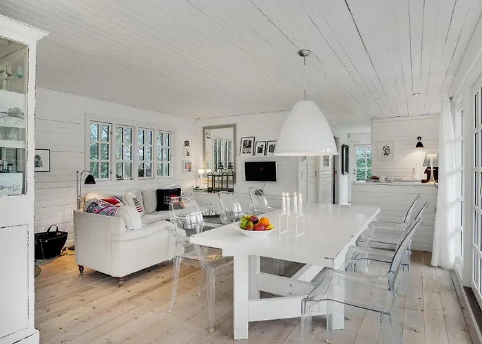 Holiday home Stunning In With Kitchen Stege